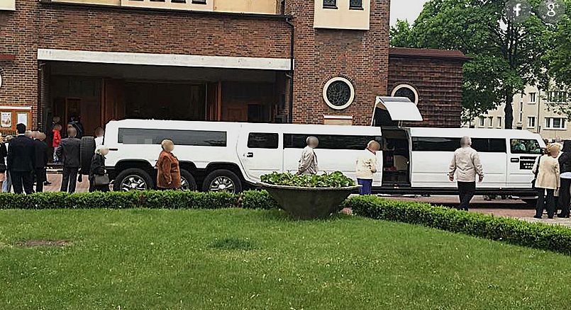 hummer pod kościołem
